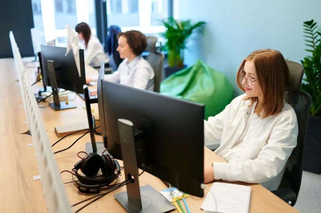 woman-looking-at-computer